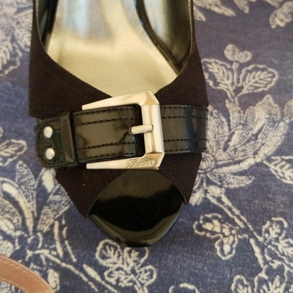 Guess Black multi fabric peep-toe pumps. 8.5 - Picture 3 of 8